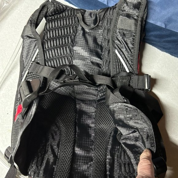 NWT Mountain Warehouse Circuit 6L Hydro Bag - Picture 4 of 14